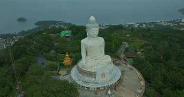 Dağın tepesindeki Buda heykelinin havadan görünüşü