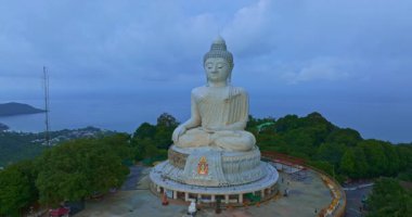 Phuket 'in gökyüzündeki büyük Buda' nın mavi gökyüzündeki tepedeki Buda 'nın gökyüzü.