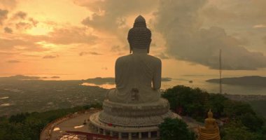 Hava manzaralı sarı gökyüzü Phuket 'in üzerinde gün doğumunda Büyük Buda