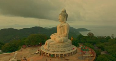 Buda bulutları aşarken dağın tepesinde.