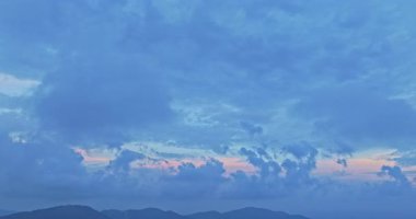 Mavi gökyüzünde hareket eden bulutların görüntüsü