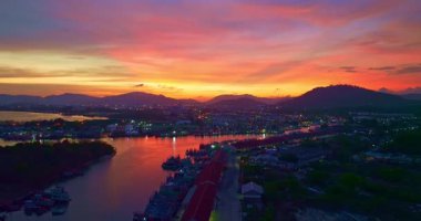 Limanın üzerinde gün batımında renkli bulutların hava manzarası 