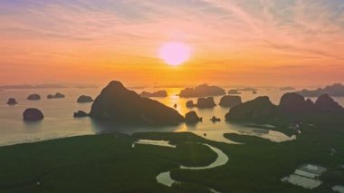 Gün doğumunda Samed Nang Chee 'nin üstündeki hava hiper yanılma görüntüsü