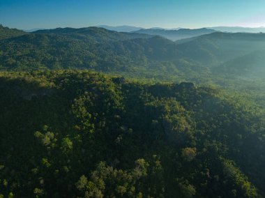 Thi Lor Su şelalesinin tepesindeki güzel dağın havadan görünüşü.