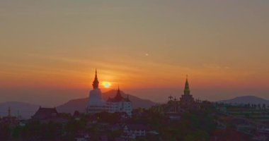 Wat Phachonkeaw üzerinde yuvarlanan gökyüzünün hava manzarası alacakaranlıkta çok güzel renklenir. 