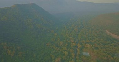 Manzaranın havadan görünüşü Yeşil dağlar