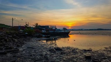 Güzel gün batımında batık geminin zaman aşımı