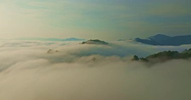 Dağlı ve kalın sisli güzel bir manzara.
