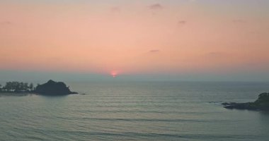 Koh Phra Tangası 'nın ucundaki günbatımının hava görüntüsü