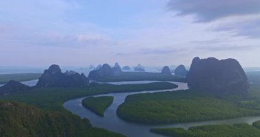 Mangrove ormanındaki Aşk Adası 'nın kalp şeklindeki hava aracı görüntüsü