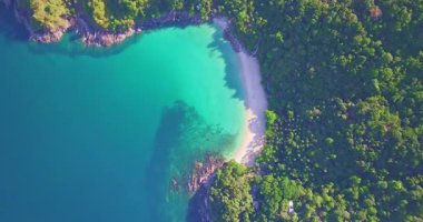 Tropikal cennet kumsalının havasından bak.