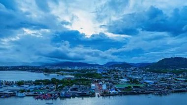 Phuket Balıkçılık Limanı üzerindeki mavi bulutların hava hiper yanılma görüntüsü