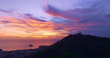 Phuket Büyük Buda 'nın üzerinde gün batımında güzel gökyüzü manzarası.