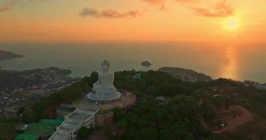 Gün batımında Phuket Büyük Buda 'nın arkasında çarpıcı gökyüzü manzarası.