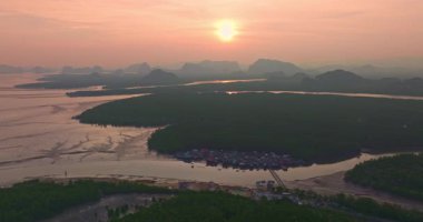 Bang Phat balıkçı köyünün üstündeki hava manzaralı gün batımı manzarası.