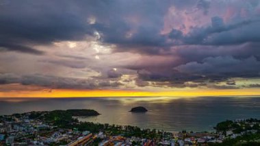 Adanın yukarısında gün batımında dramatik bulutların hava hiper yanılma görüntüsü