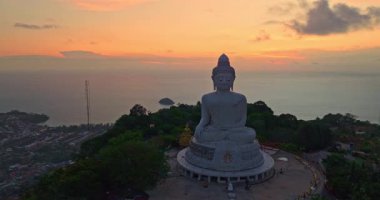 Phuket Büyük Buddha 'nın arkasında gün batımında sarı gökyüzü manzarası.
