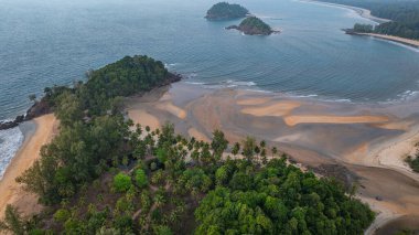Koh Phra Thong Phang Nga Tayland 'ın gökyüzü manzarası. Bereketli yeşil ormanın adanın etrafında beyaz kumlu plajları ve küçük adaları vardır. Bozulmamış doğa rahatlamak için mükemmeldir..
