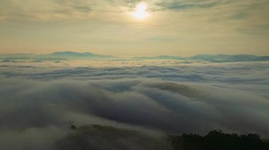 Uçurumdan aşağı süzülen sislerin hava hiper yanılma görüntüsü 