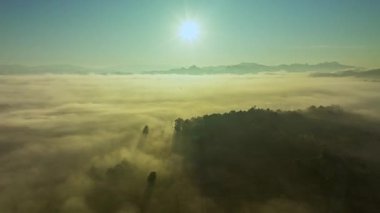 Sis denizinin üzerindeki güzellik sahnesinin hava hiper yanılma görüntüsü