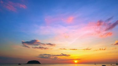 Dramatik gökyüzüyle çevrili adanın zaman atlaması