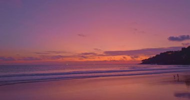 Sahilde gün batımının havadan yansıması.