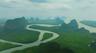 Mavi gökyüzünde Mangrove Nehri 'ndeki güzel kalp adasının havadan hiperaktifliği