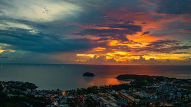 Günbatımında gökyüzünde okyanusun üzerinde renkli bulutların havadan görünüşü