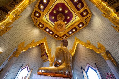 Dünyanın en büyük altın koltuklu Buda 'sı beş metre yüksekliğinde ve beş buçuk ton ağırlığında. Büyüleyici bir altın Buda heykeli zarif bir şekilde süslü bir Traimit tapınağında duruyor..