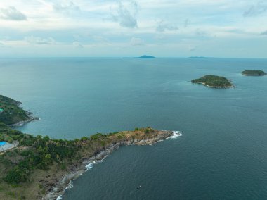 Laem Promthep Burnu 'nda denize açılan kayalık görünüm..