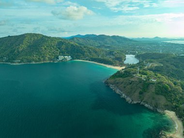 Nai Harn Körfezi 'nde yemyeşil ve yemyeşil renklerin havadan görüntüsü