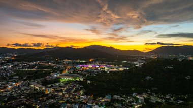 Khao Rang 'ın günbatımındaki hava görüntüsü