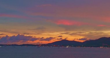 Dramatik gökyüzü ile dağların havadan görünüşü 