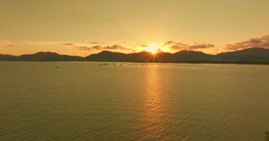 Altın güneşin havadan görünüşü dağın arkasında yavaşlıyor.