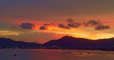 Rocky Shoreline 'ın üzerindeki güzel gökyüzünün havadan görünüşü