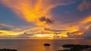 Okyanusun üzerindeki alacakaranlıkta renkli gökyüzünün havadan görünüşü