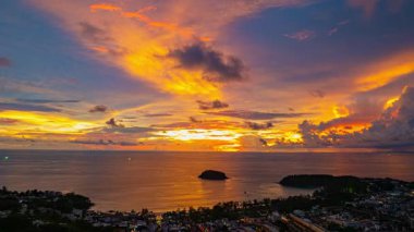 Okyanusun üzerinde gün batımının gökyüzünde altın bulutun havadan görünüşü