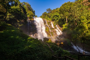 Wachirathan şelalesi Chiang Mai 'nin etrafı yemyeşil, sisin içinde canlı bir gökkuşağı şekilleniyor. Güneş ışığıyla vurulan su damlacıkları tüm gün boyunca görebileceğimiz gökkuşakları yaratır.