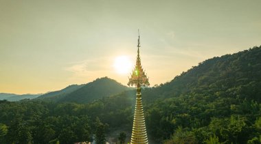 Lampang Tayland 'daki Doi Phra Chan (Daibutsu) tapınağındaki Phra Yai Wat Phra' daki güzel tapınağın hava manzarası.