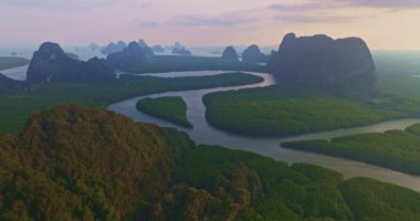 Kalp şeklindeki adanın üzerindeki bulutlu gökyüzünün hava aracı görüntüsü