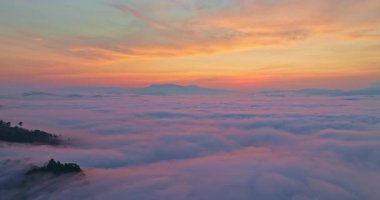 Sisli Dağ Vadisi 'nin hava manzarası Güzel Gün Doğumu
