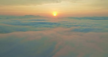 Sabahın erken saatlerindeki hava manzarası Orman Vadisi 'nde sisli gün doğumu