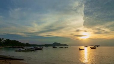 Rawai sahilinin üzerinde gün doğumunda gökyüzü manzarasının zaman aşımına uğradı.