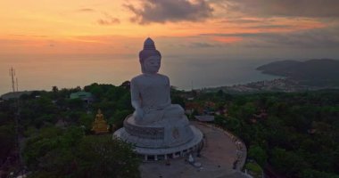 Phuket Adası 'nın büyük Buda simgesi Phuket' in arkasındaki hava manzaralı gün batımı.