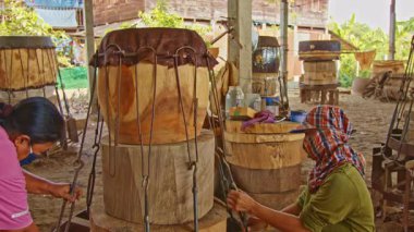 Davul her iki tarafında sığır derisi ya da bufalo derisi olan kütüklerden yapılmıştır. İğnelerle sabitlenir ve sıkılaştırılır. Sonra sığır derisi sıkılaşana kadar bekletilir. Davul, derin ve gürültülü bir ses çıkarır..