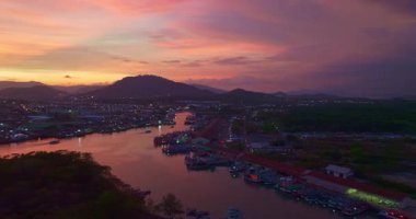 Kıyı Balıkçılık Köyü 'nde Canlı Gün Batımının Hava Manzarası