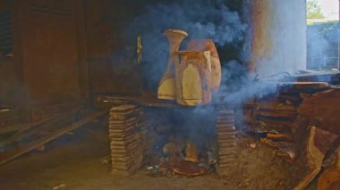 Düşük ateşte kuru odun davul yapmak için.