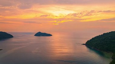 Ko Pachumba Surin Adaları üzerinde güzel bir günbatımı manzarası.
