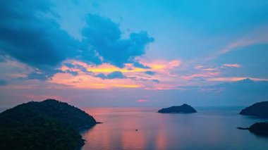 Gün batımında Surin Adaları üzerindeki çarpıcı gökyüzünün havadan görünüşü