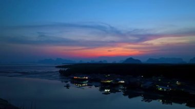 Bang Phat balıkçı köyünün üzerindeki alacakaranlıkta gökyüzü manzarası.
